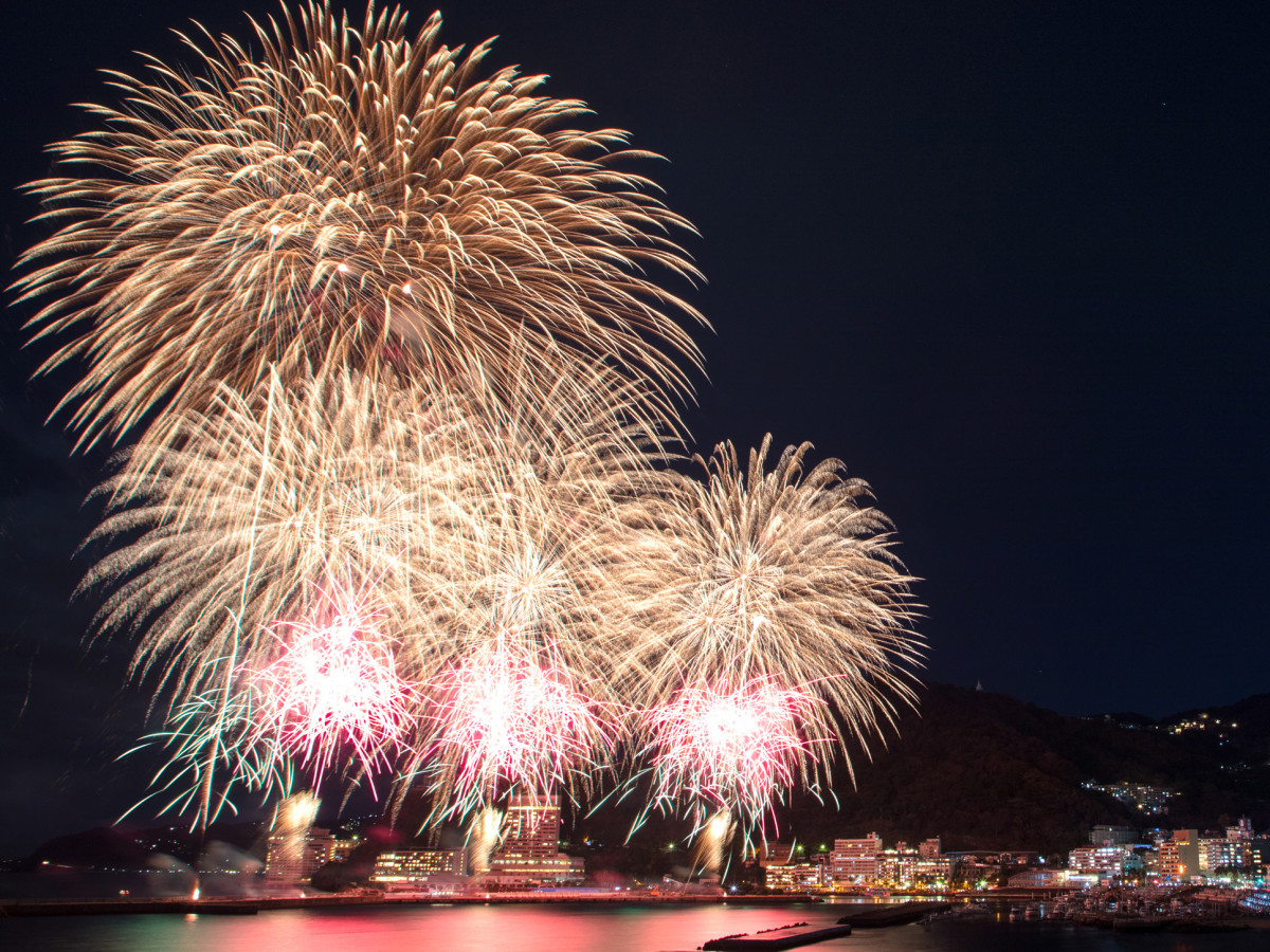 熱海の夜景に映える海上花火大会