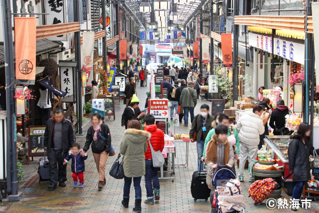 観光客で賑わう熱海仲見世商店街